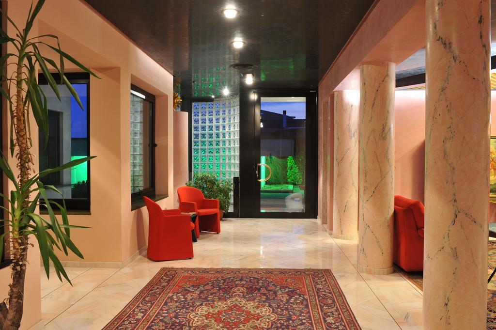 Hotel Ariane Тиене Екстериор снимка
