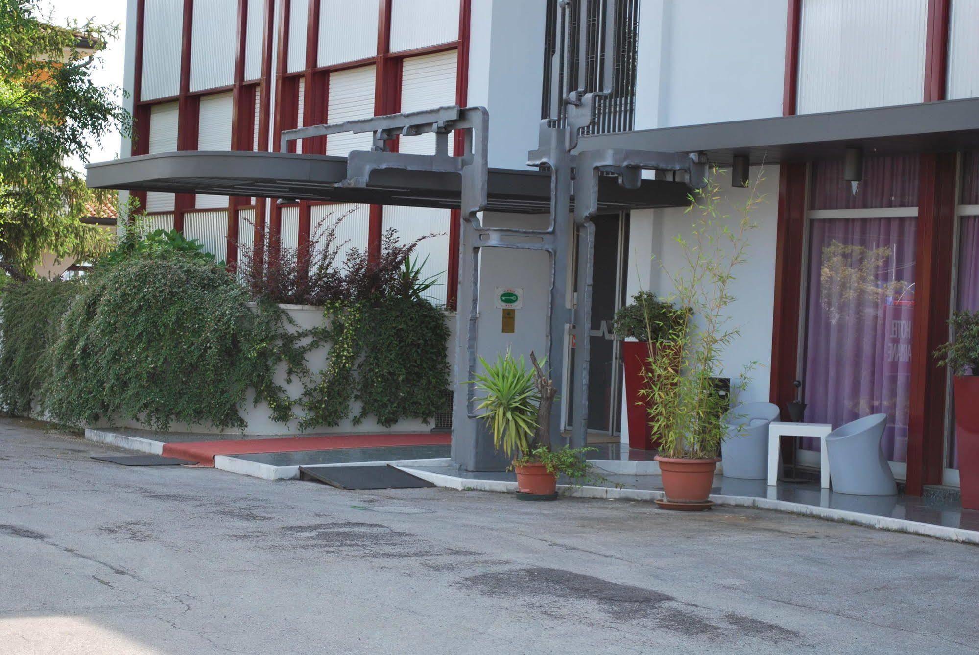 Hotel Ariane Тиене Екстериор снимка