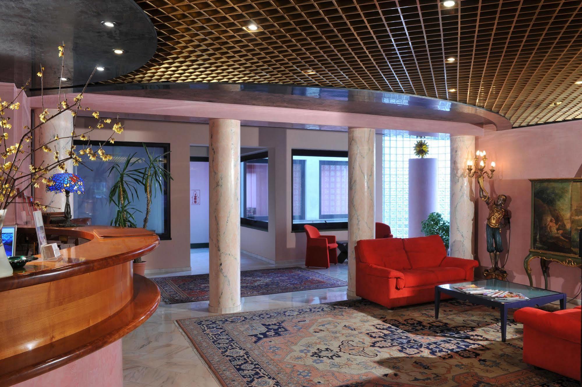 Hotel Ariane Тиене Екстериор снимка