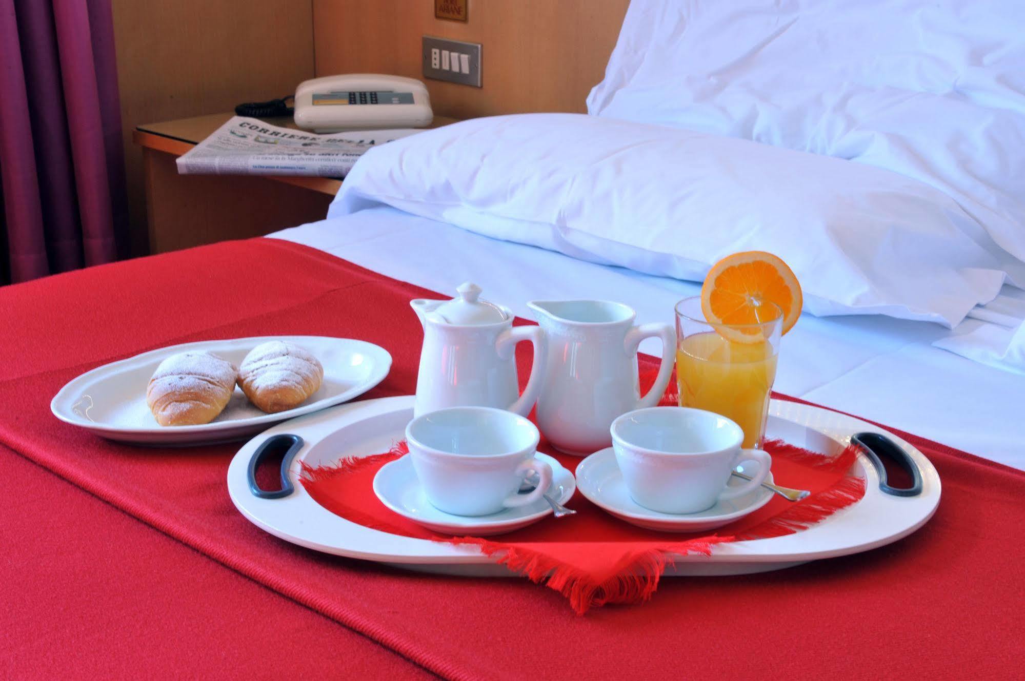 Hotel Ariane Тиене Екстериор снимка