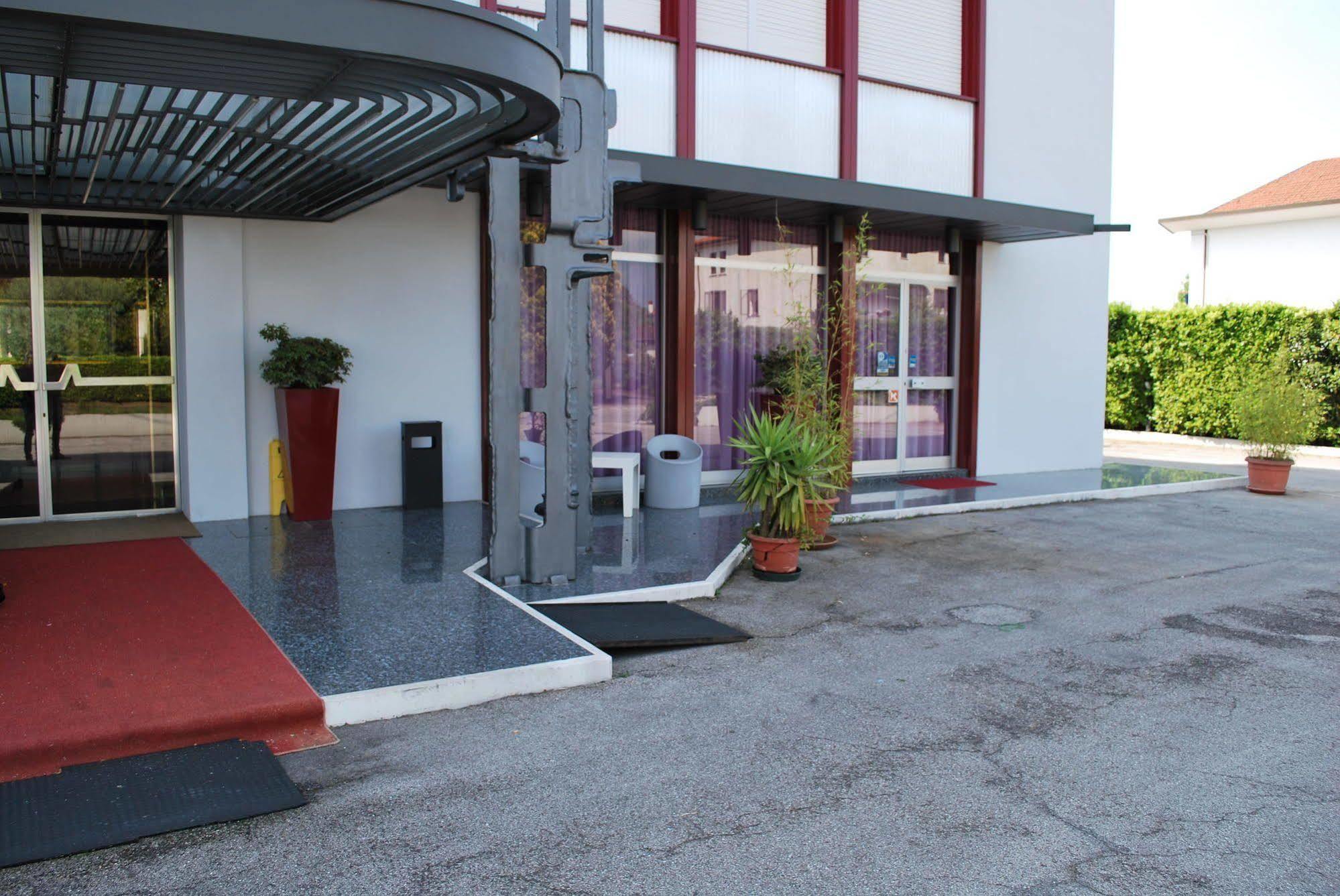 Hotel Ariane Тиене Екстериор снимка