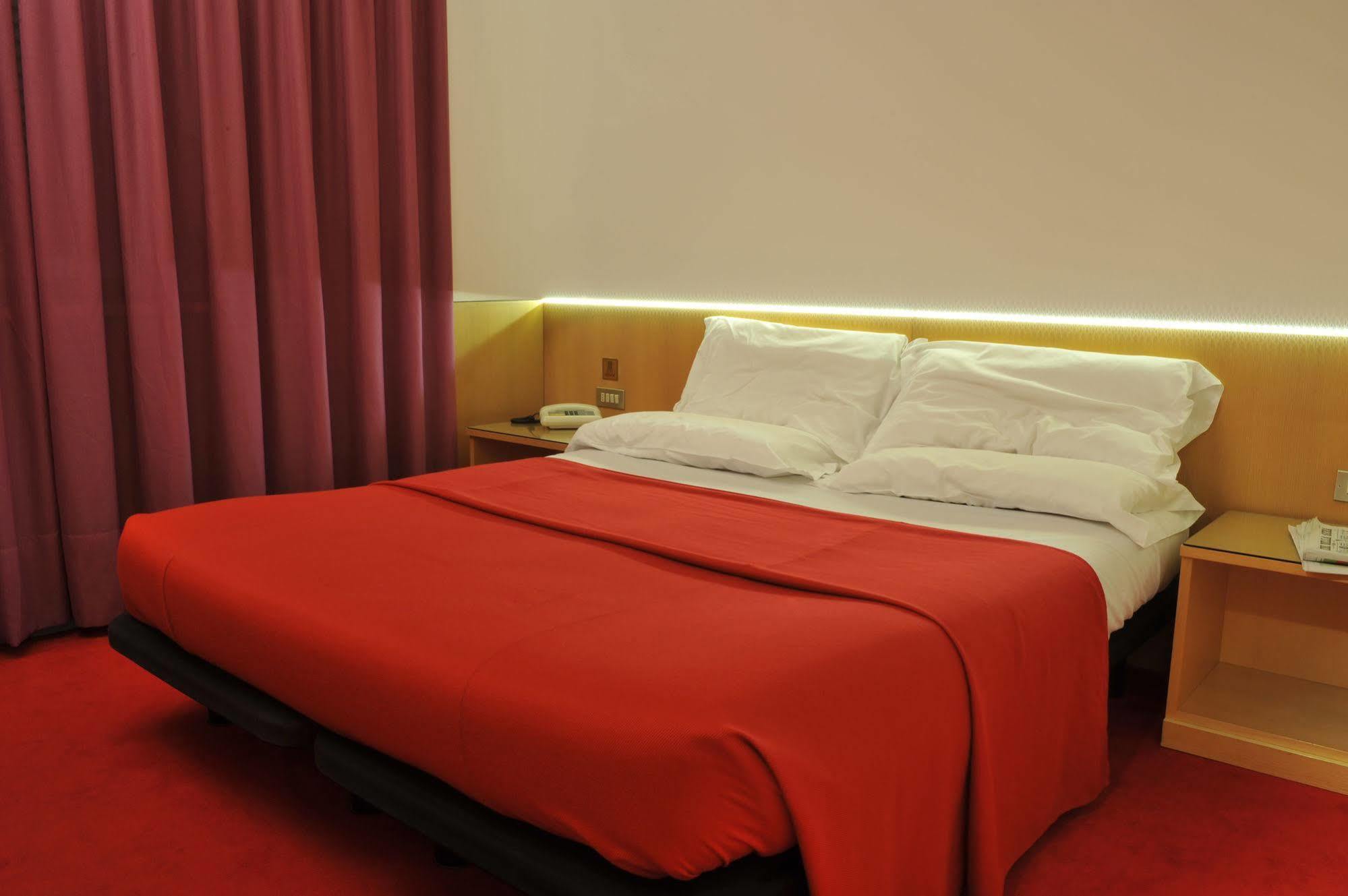 Hotel Ariane Тиене Екстериор снимка