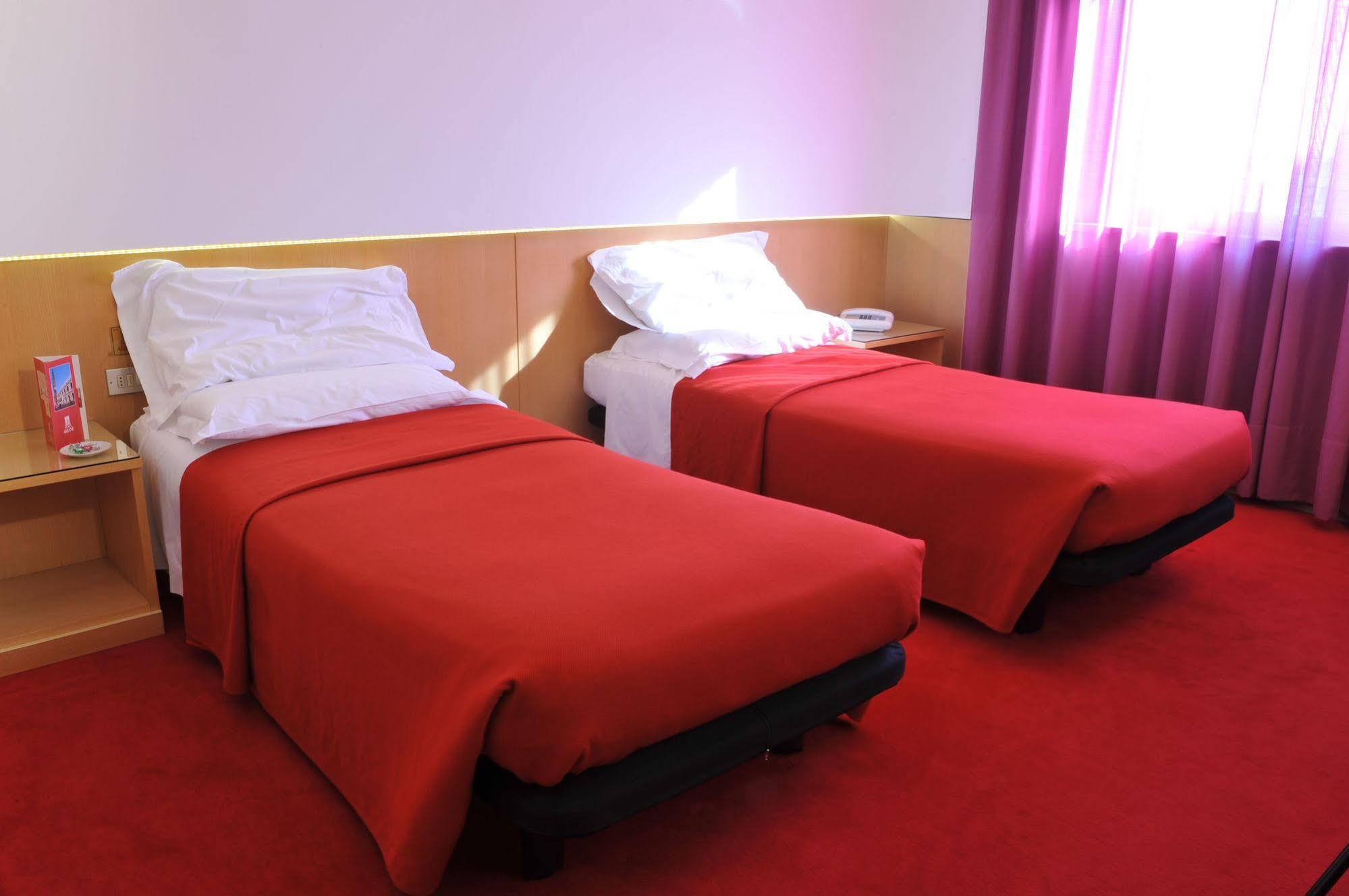 Hotel Ariane Тиене Екстериор снимка