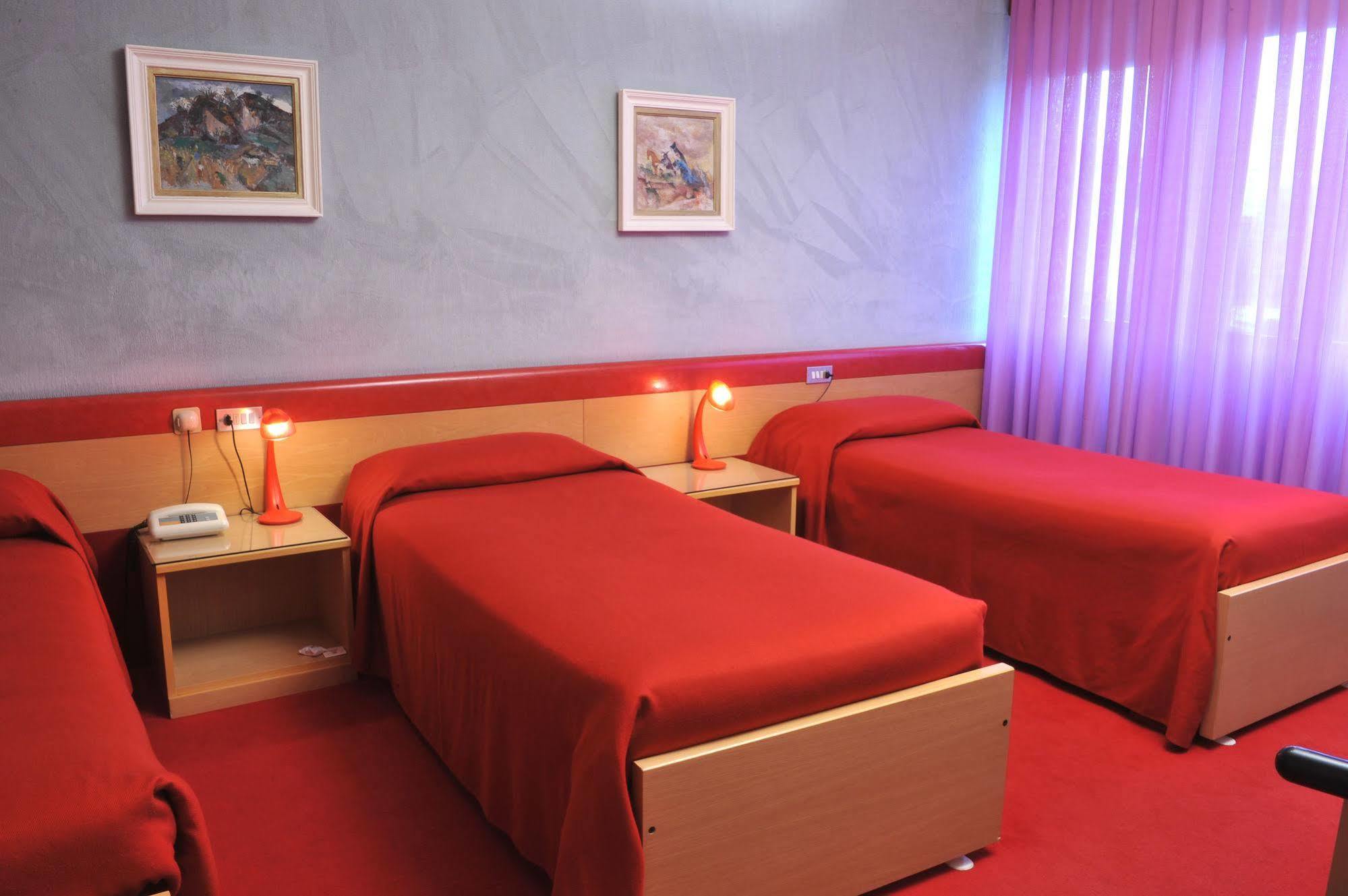 Hotel Ariane Тиене Екстериор снимка
