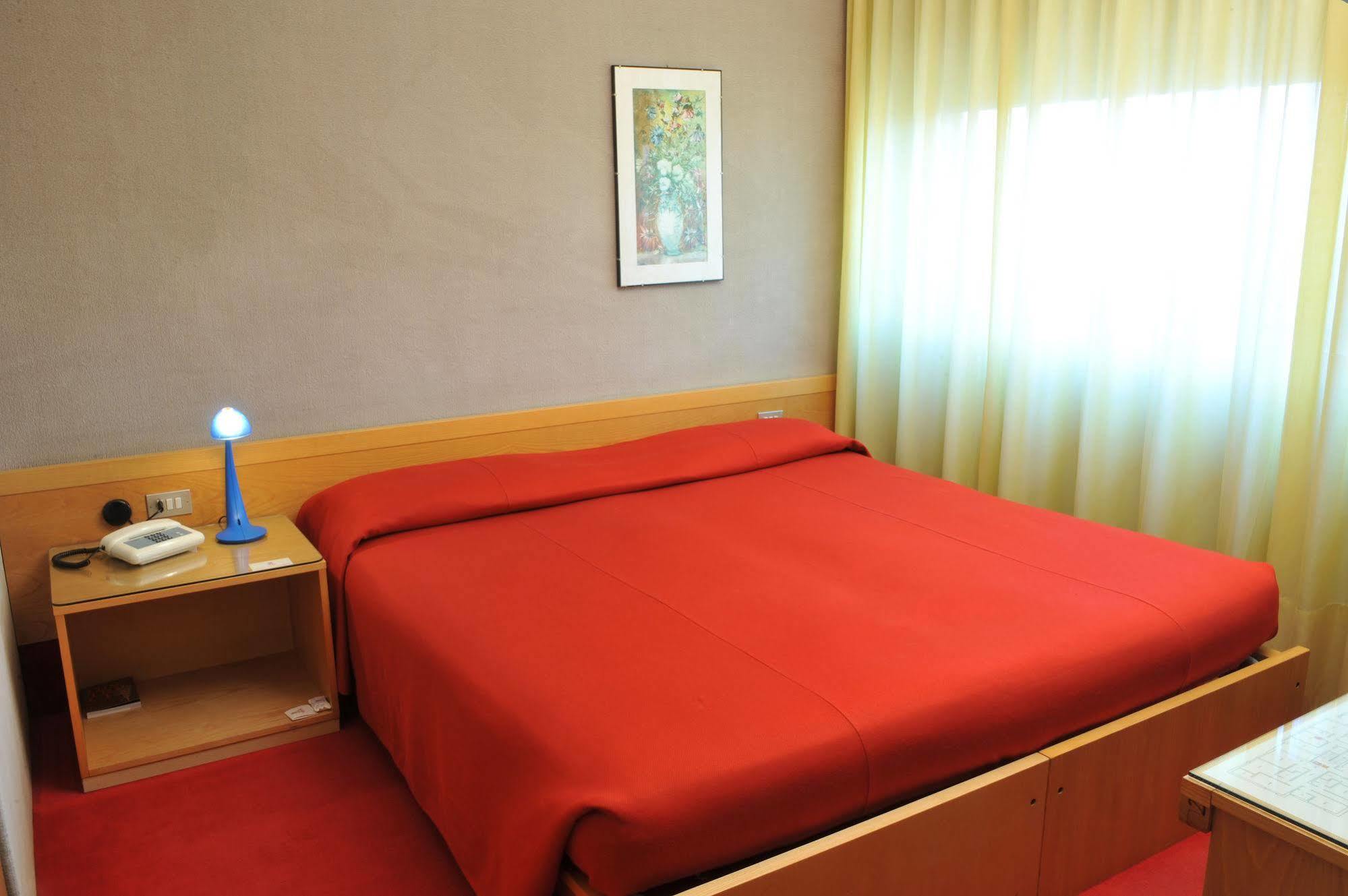 Hotel Ariane Тиене Екстериор снимка